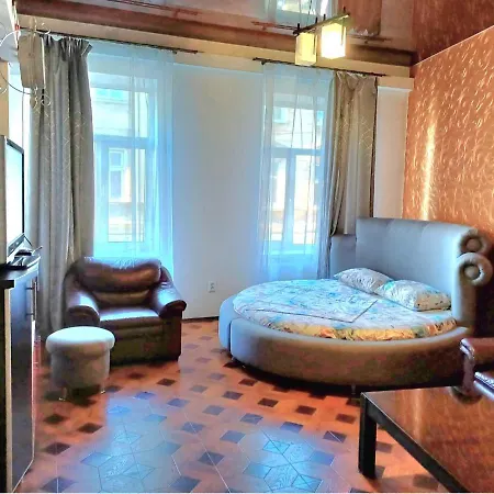 біля оперного і форуму в центрі * Lviv