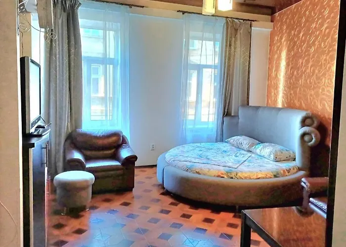 біля оперного і форуму в центрі * Lviv